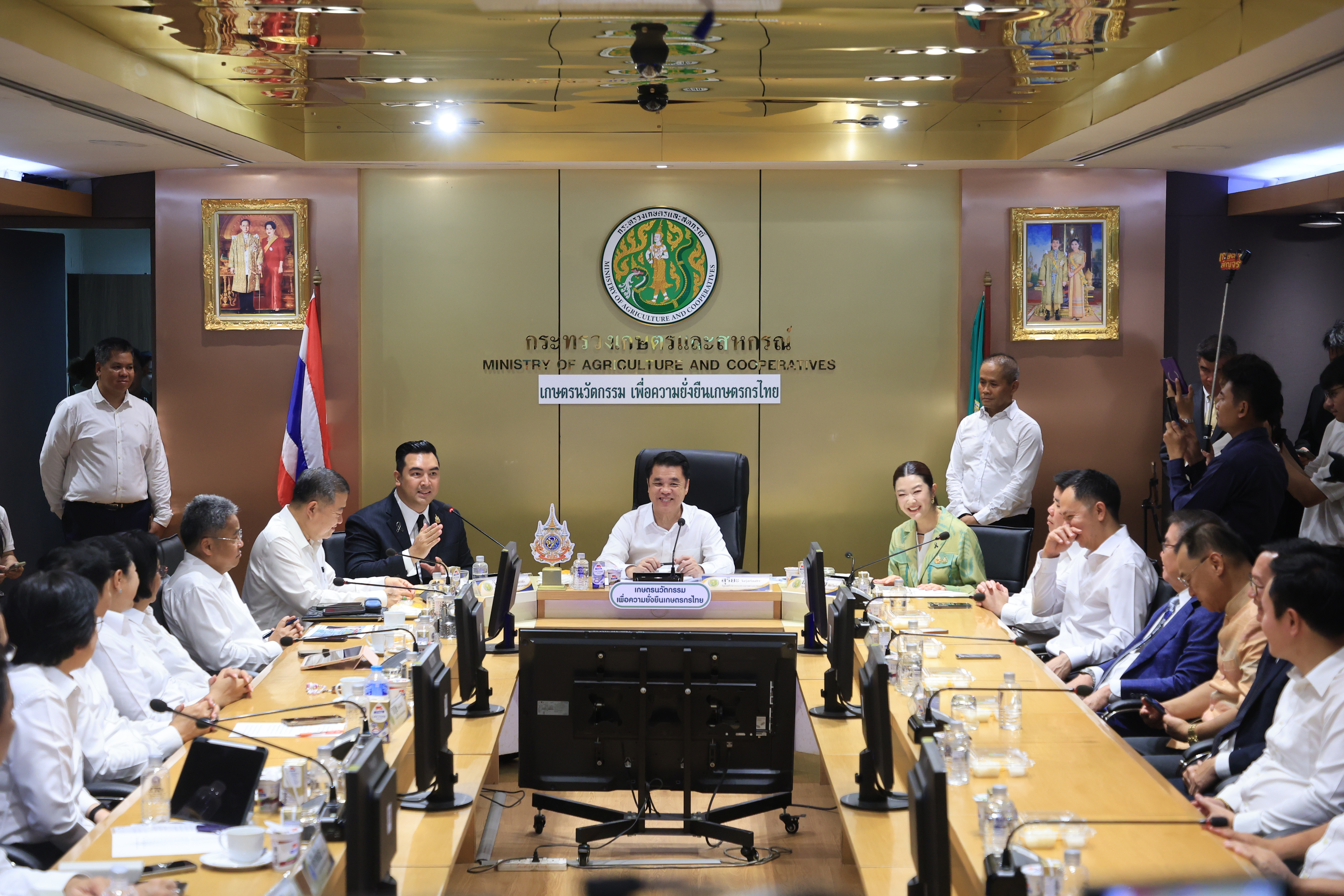 title - เลขาธิการ ส.ป.ก. ร่วมการประชุมผู้บริหารระดับสูงของกระทรวงเกษตรและสหกรณ์ รับมอบนโยบาย รมว.กษ. 5 ด้าน เน้นการทำงานเชิงรุก ลดขั้นตอน เร่งการนำเทคโนโลยีดิจิทัลมาช่วยในการทำงาน ผลักดัน 6 เรื่องเร่งด่วน ต้องเห็นผลที่เป็นรูปธรรม ชูแนวคิดหลัก “เกษตรนวัตกรรม เพื่อความยั่งยืนเกษตรกรไทย” 